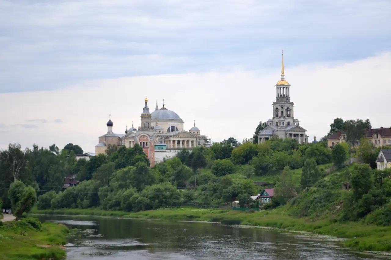 Город с монастырём XI века и историей Пожарских котлет: что посмотреть в городе по дороге между Москвой и Петербургом