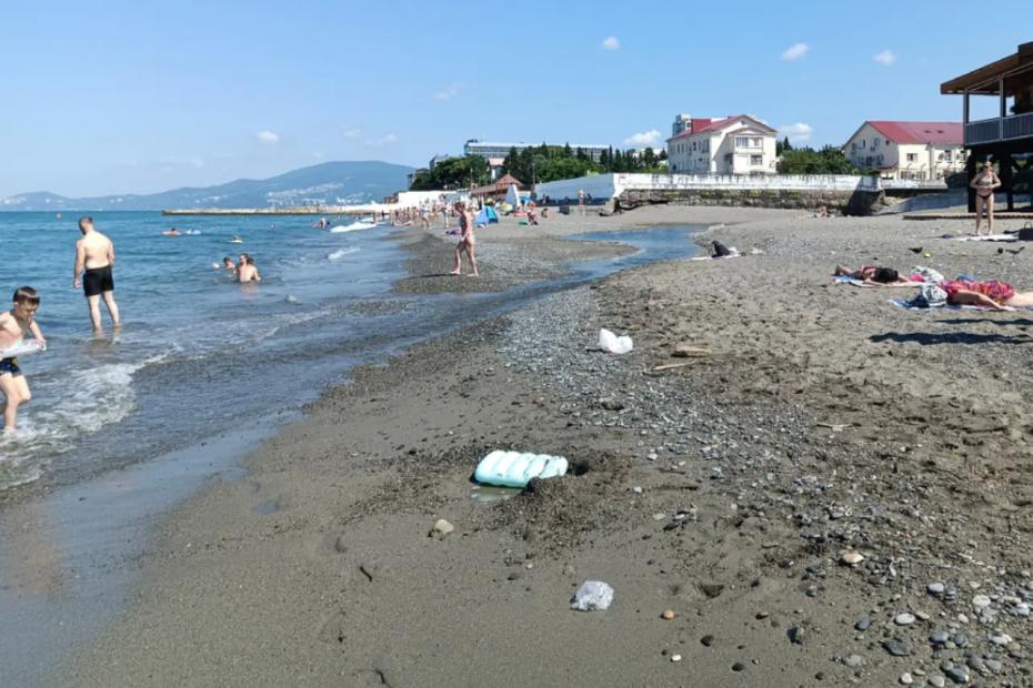 «Чашечка кофе за 500, лежак за 1000»: жительница Сибири сравнила отпуск в Адлере с адом