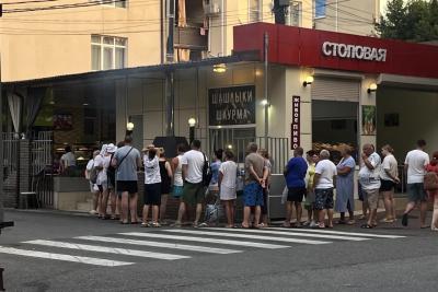 &laquo;Цены в ресторанах такие, что в столовые стоят очереди&raquo;: честный отзыв туристов о поездке в Сочи