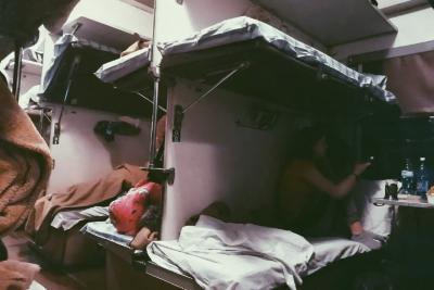 Мордобой из-за полки в плацкарте: сосед захотел занять мою полку - и сильно ошибся