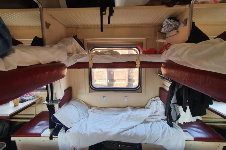 Ушла к детям в соседнее купе, а когда вернулась - бабуля в поезде решила, что моё место могут занять все пассажиры