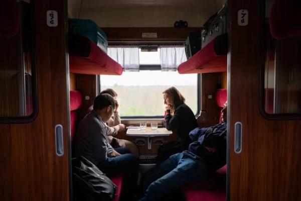 Купили места в купе, а РЖД подселила чужого: пассажиры требуют ввести &laquo;семейные купе&raquo;