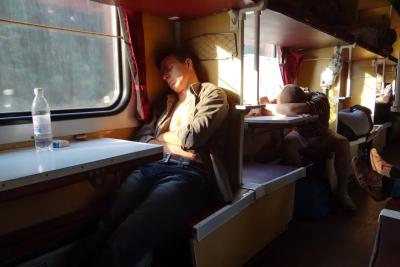 Можно ли сидеть на нижней полке в поезде, если взяли билет на верхнюю: в споре наконец поставили точку