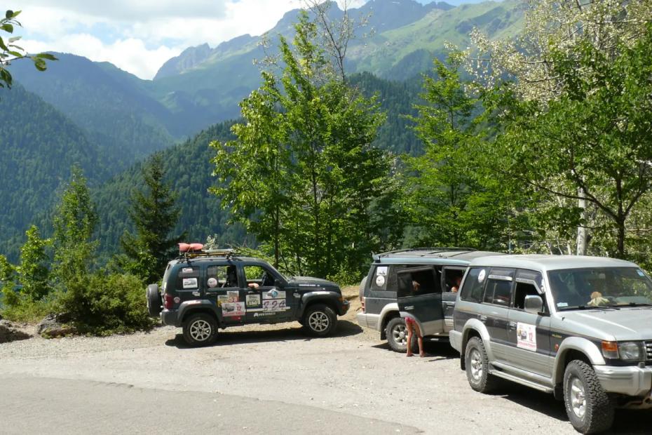 Почему абхазцы готовы экономить на жилье, но покупают премиальные авто: машина - это лицо