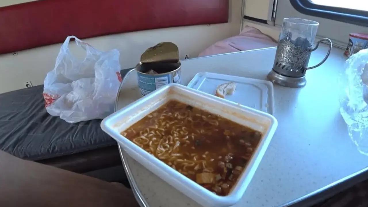 Забудьте про привычный перекус в поезде: РЖД вводит жесткие ограничения на любимую еду пассажиров