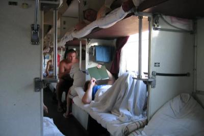 &laquo;В тесноте, да не в обиде&raquo;: в купе поезда набилось 5 пассажиров - поездка оказалась безнадежно испорченной