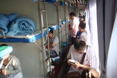 Русского чуть не стошнило в китайском поезде: 10 безумных привычек китайцев, от которых волосы встают дыбом