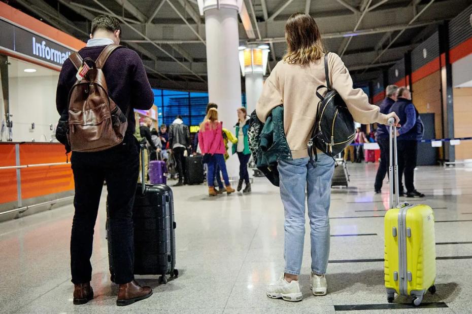 Чемоданы брать в отпуск больше не модно: ушлые туристы придумали, как взять побольше вещей, но не платить за багаж