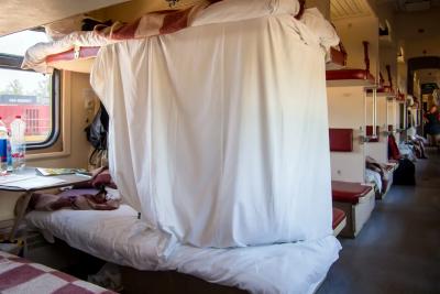 Выкупают все места в плацкарте и вешают занавеску - новый лайфхак от пассажиров