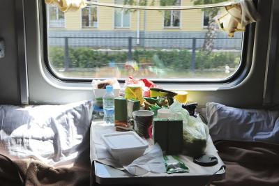 «Сели на наши места и устроили пир на весь мир»: что делать, когда попутчики в поезде ведут себя как дома