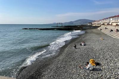 В море не зайти, туристы лишь наблюдают с пляжа: Черное море удивило отдыхающих неприятным сюрпризом
