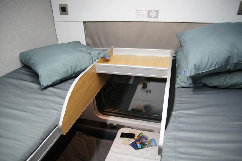 К столику в плацкарте больше не подпустят - в новых вагонах их начнут делать совсем по-другому