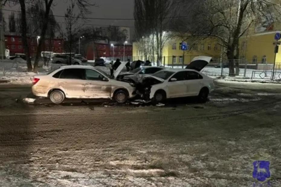 Один человек пострадал при столкновении трех автомобилей в Самаре: что известно на данный момент