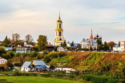 7 причин, почему не стоит отправляться в самый дорогой город Золотого кольца - цены на отели и парковку огорчили москвичей