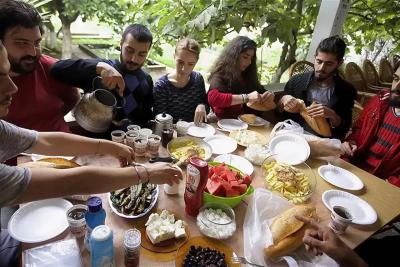 Турки не стали есть это на застолье: пять российских продуктов, которые вызывают у них шок