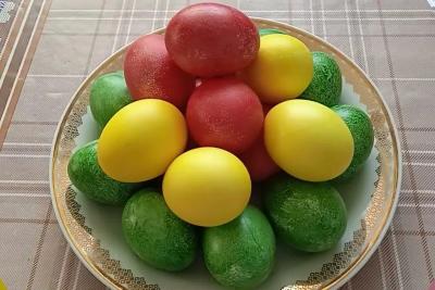 В какие цвета можно красить яйца на Пасху, а в какие строго запрещено: ответ священника