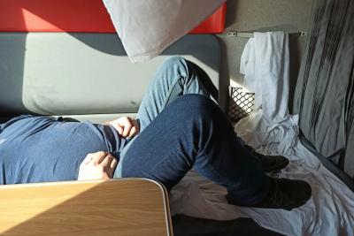 «Это ваши трудности. Я туда не полезу даже под пытками»: сосед по купе раскинулся на моей полке, будто у себя в спальне
