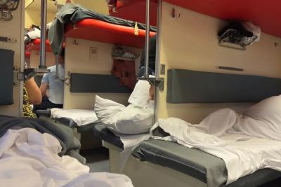 «Мне ехать всего 5 часов!»: вышел на стоянке поезда размяться - а на мое место легла соседка сверху: конфликт пришлось решать проводнице