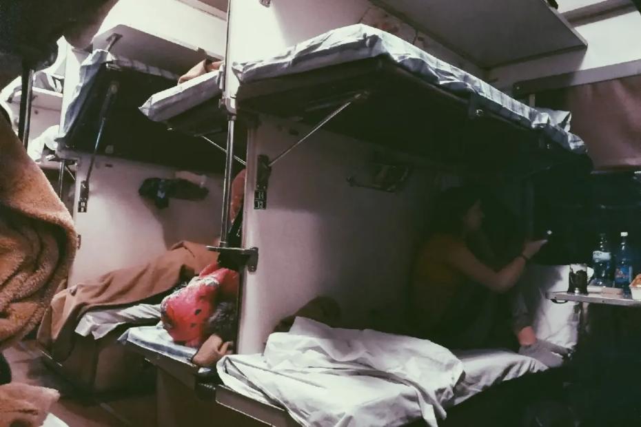 Мордобой из-за полки в плацкарте: сосед захотел занять мою полку - и сильно ошибся