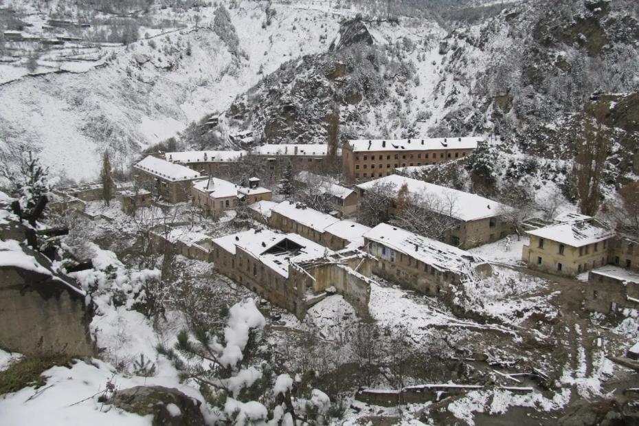 Теперь все живут в одном доме: что случилось с посёлком, в котором раньше жили тысячи людей