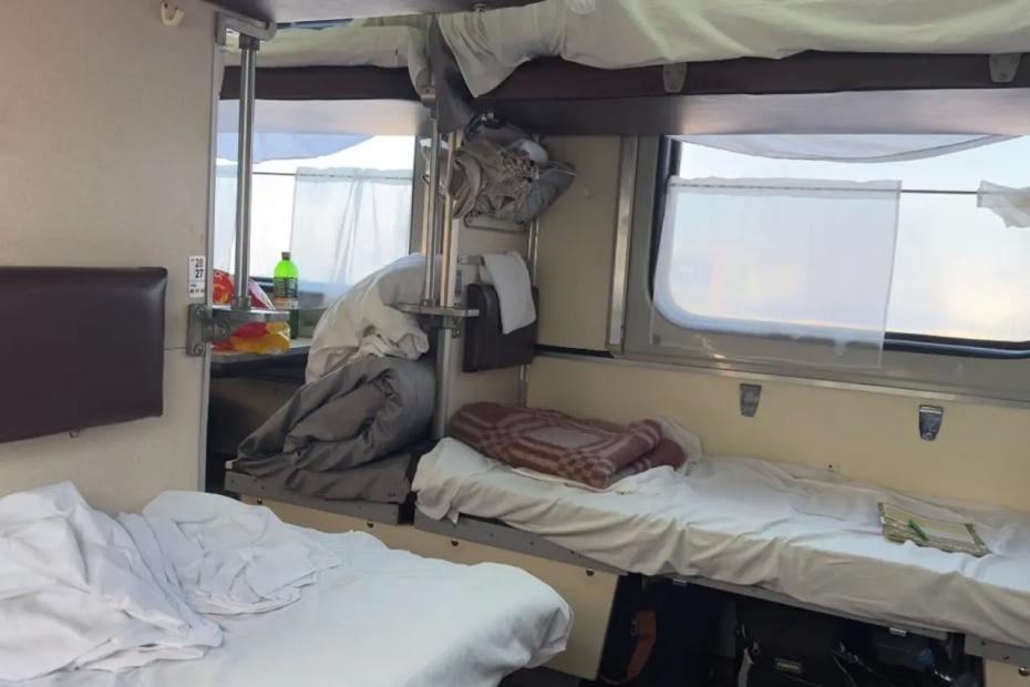 Всегда беру нижнюю полку в поезде: пассажиры сверху чего только не придумывают - но я всем говорю одну фразу