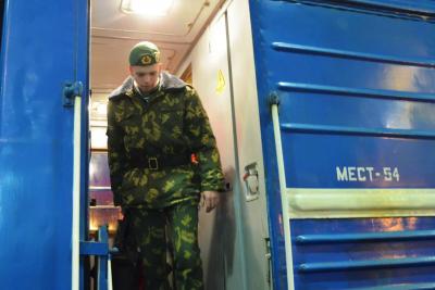 «Ну че ты там вишенкой повис?»: как дембеля добирались до дома на поезде в плацкарте