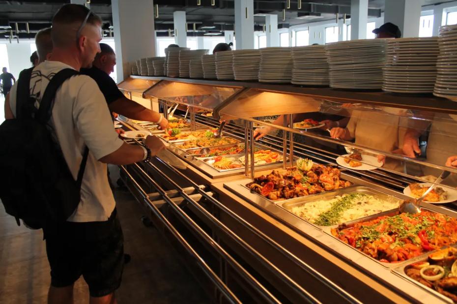 Бизнес-зал РЖД: что дают на шведском столе, сколько стоит вход и как попасть туда бесплатно