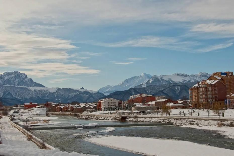Россияне едут сюда за жизнью среди гор, вкусной едой и адекватными ценами: этот город обошёл столицы по популярности