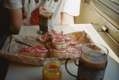 &laquo;Только достала колбасу, а их дочка её уже съела&raquo;. Как мы трое суток в купе с &laquo;семейкой Адамс&raquo; ехали