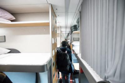 В РЖД убрали верхние полки в плацкарте: что получили вместо них пассажиры и сколько придется за это заплатить