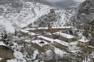 Все живут в одном доме: что случилось с посёлком, где раньше жили тысячи людей