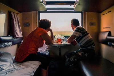 &laquo;Вы молодая, потерпите&raquo;: женщина с дочкой ела на полу в плацкарте - как пассажиры держатся за свои полки