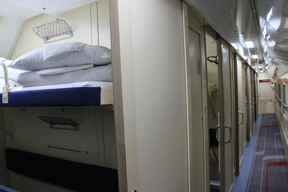 Купил билет в СВ, вдруг заходит пара из плацкарта и заставляет меня поменяться местами: но грамотно поступил - лайфхак от бывалого туриста