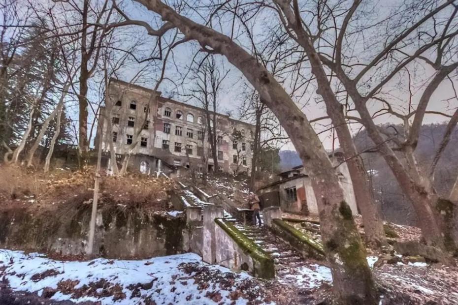 &laquo;Попрошайки и разгромленные дома&raquo;: россияне делятся честными отзывами об отдыхе в Абхазии