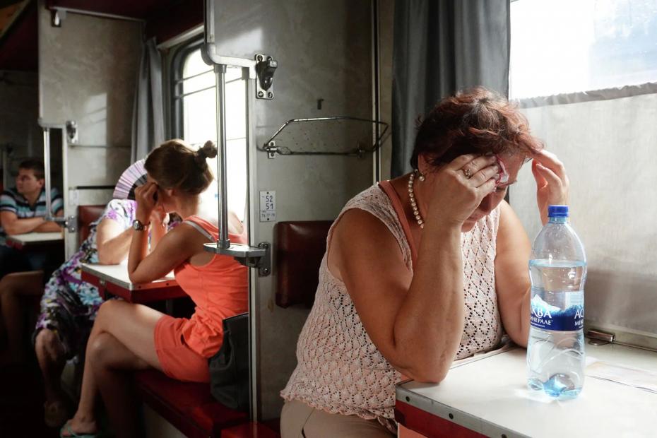 Бабка нахальная попалась: хотела отжать мою нижнюю полку в поезде - пришлось заехать ей костылем