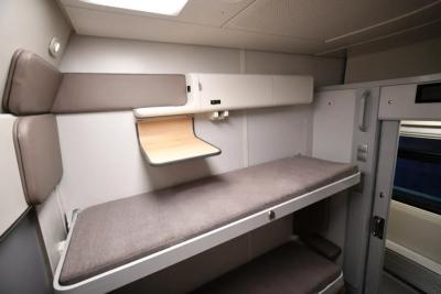 РЖД показали макет нового плацкартного вагона с широкими и длинными полками - за что будем платить и стоит ли это таких денег