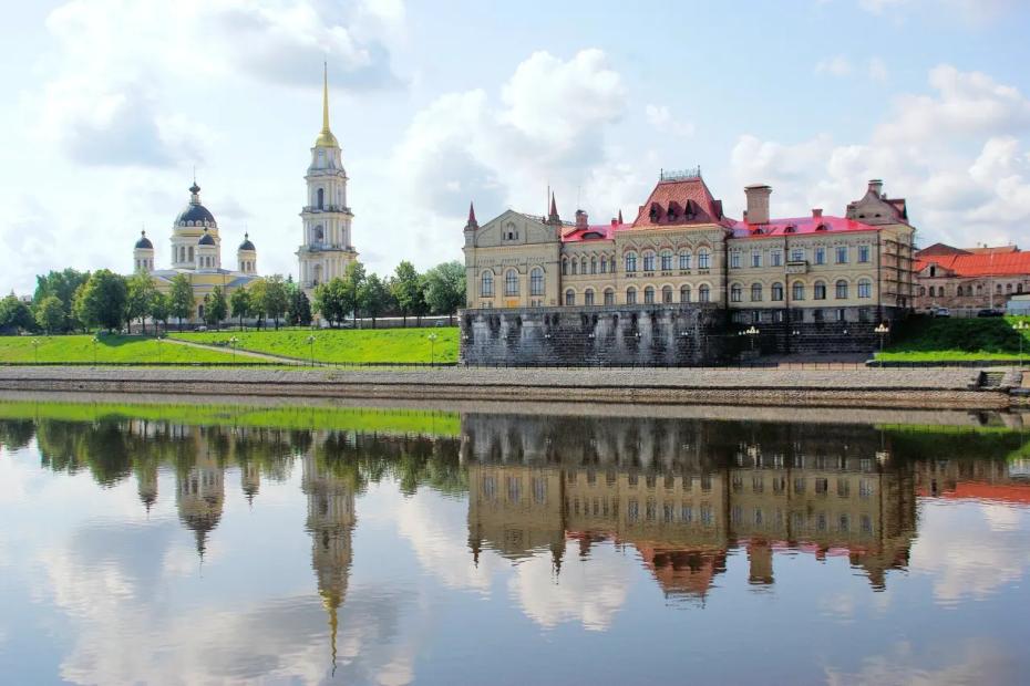 У нас на Волге есть изумительный город, а они опять в Европу едут. Зачем? Он краше Венеции, Парижа и Амстердама