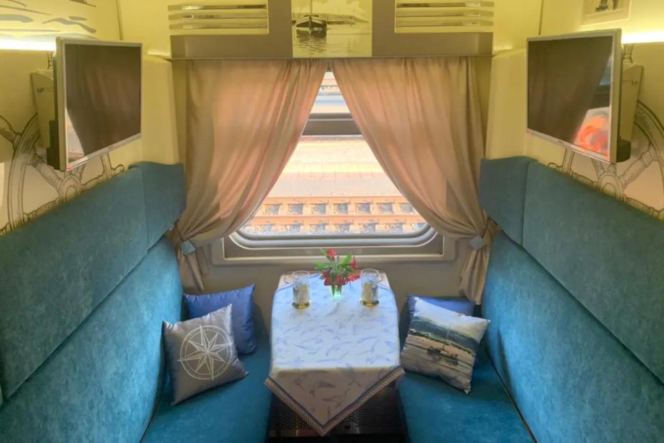 В РЖД убрали верхние полки в плацкарте: что получили вместо них пассажиры и сколько придется за это заплатить