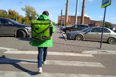Диплом кандидата наук пылится на полке: устроился курьером и показываю реальные цифры в конце каждой смены