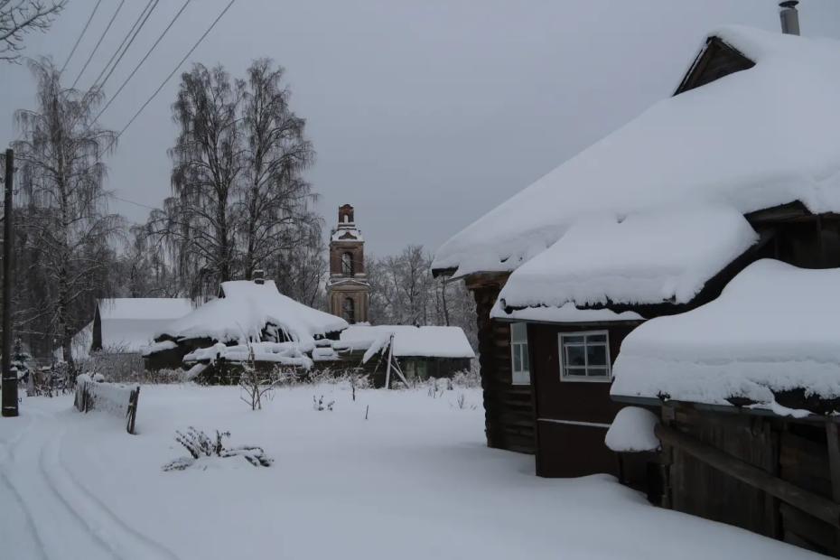 Нашли заброшенную деревню староверов в Ярославской области: в старых домах остались книги и посуда, будто там живут призраки прошлого