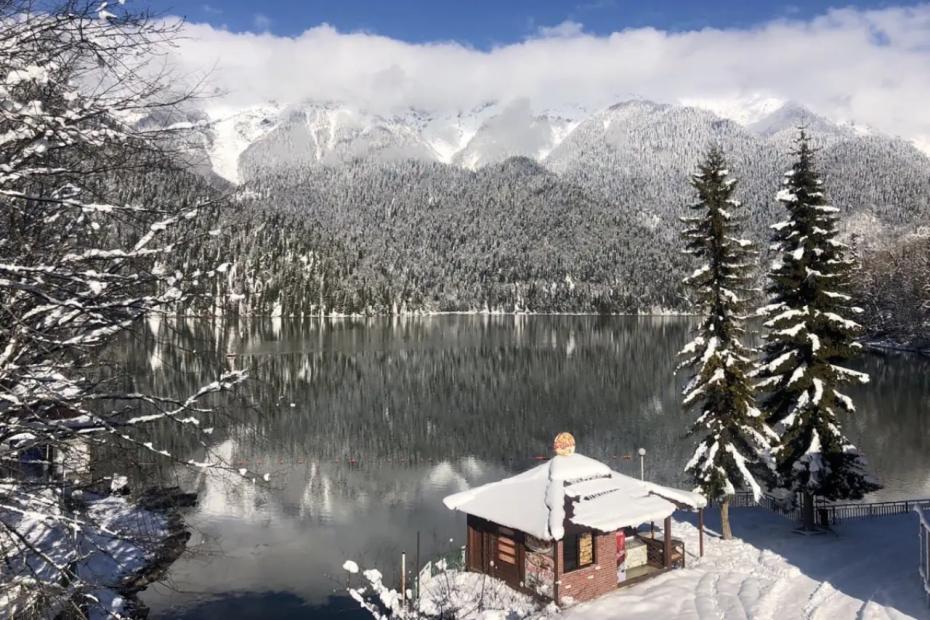 Отдых в Абхазии, напомнивший Турцию: завтраки &laquo;шведский стол&raquo;, бассейн с шезлонгами - оцениваем плюсы и минусы