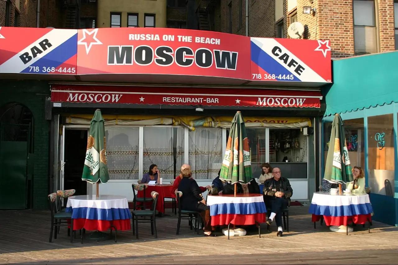 Уехали из России за новой жизнью: почему в русских кварталах за границей всё равно чувствуешь себя как дома