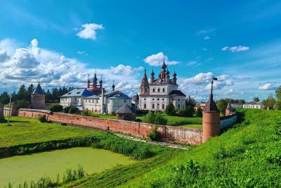 Маленький городок в 3 часах от Москвы: старинная архитектура, древний кремль и улицы с купеческими особняками - а туристов совсем нет