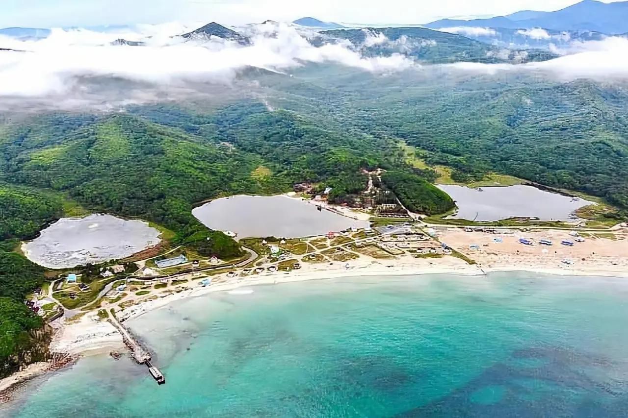 Вместо переполненного Сочи в августе летим на российский курорт, где бирюзовое море и белый песок - как на райских островах