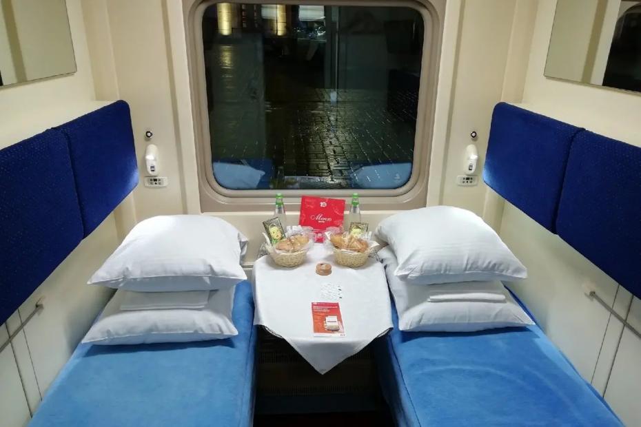 Женщина купила билет в СВ поезда, хотела выспаться, но не тут-то было - попутчик просто вымотал