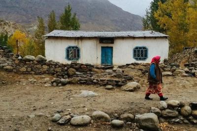 Спросила пожилую узбечку, хватает ли ей пенсии 10 000 рублей? Когда узнала, откуда у нее деньги - расстроилась, ведь у нас такого нет