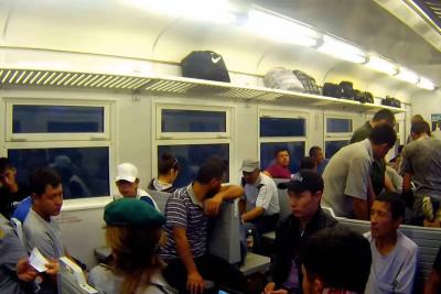 Сидел в электричке с 30 строителями из Узбекистана: что они обсуждают в дороге на стройку