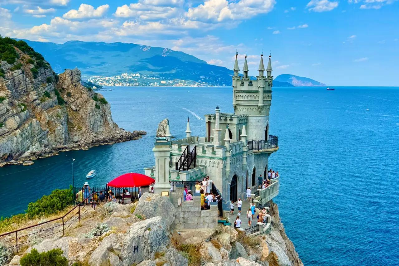 Без слез не взглянешь: популярная достопримечательность Крыма превратилась в помойку