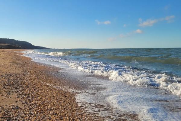 Почему в этом месте Крыма на пляже почти нет людей, хотя и до Феодосии всего 9 км. Остановились - и поняли, объясняю