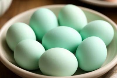 Выбросьте луковую шелуху: как покрасить яйца в цвет мяты с серебром с помощью капусты и соды